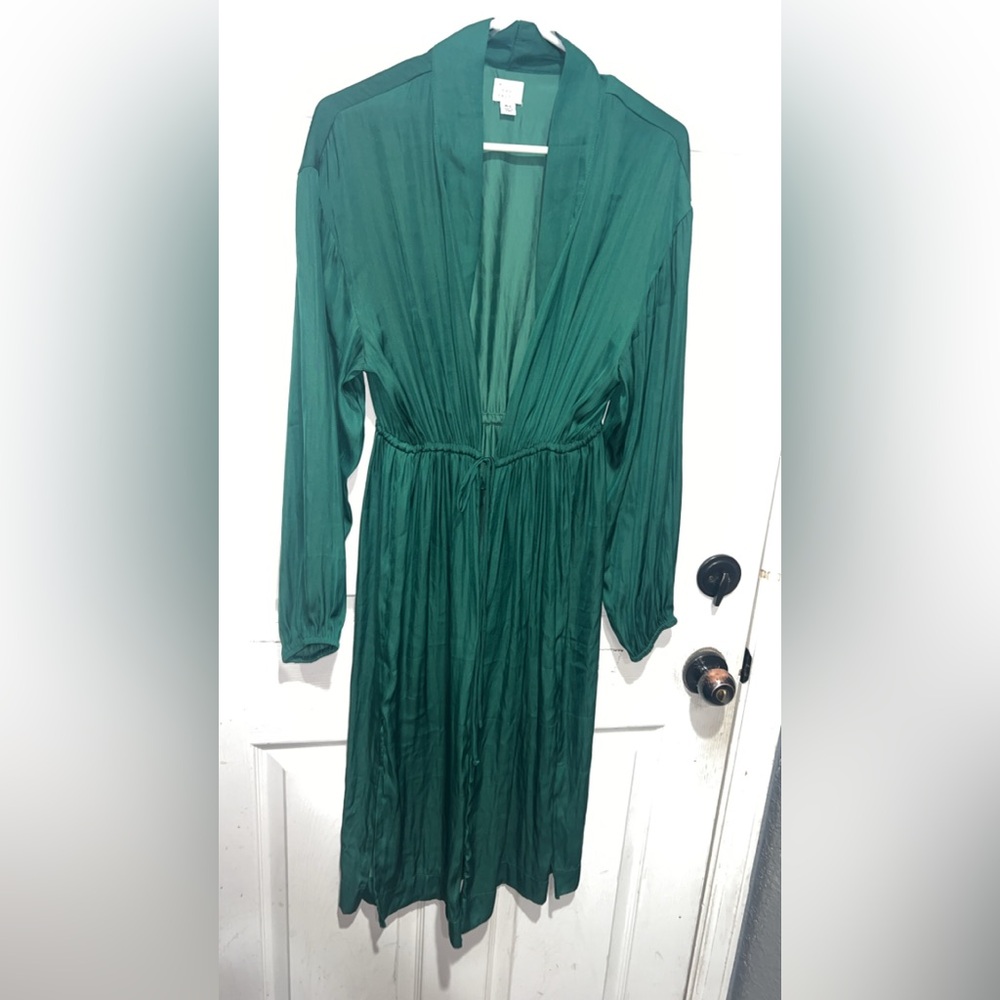 A New Day green lightweight kimono robe w tie waist and long sleeves. Size M/L